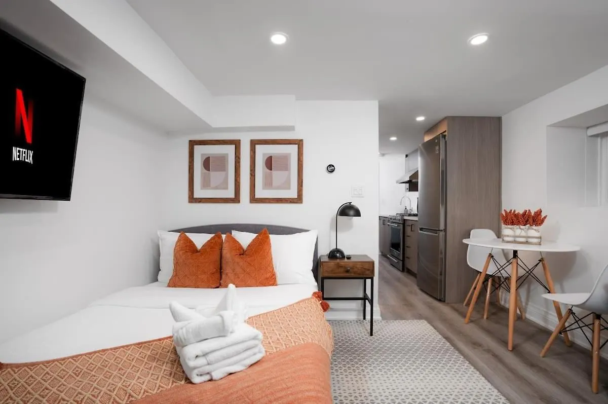 Chic And Cozy Studio In Trendy Parkdale & Parking Apartment Toronto