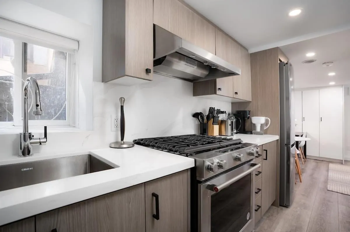 Chic And Cozy Studio In Trendy Parkdale & Parking Apartment Toronto