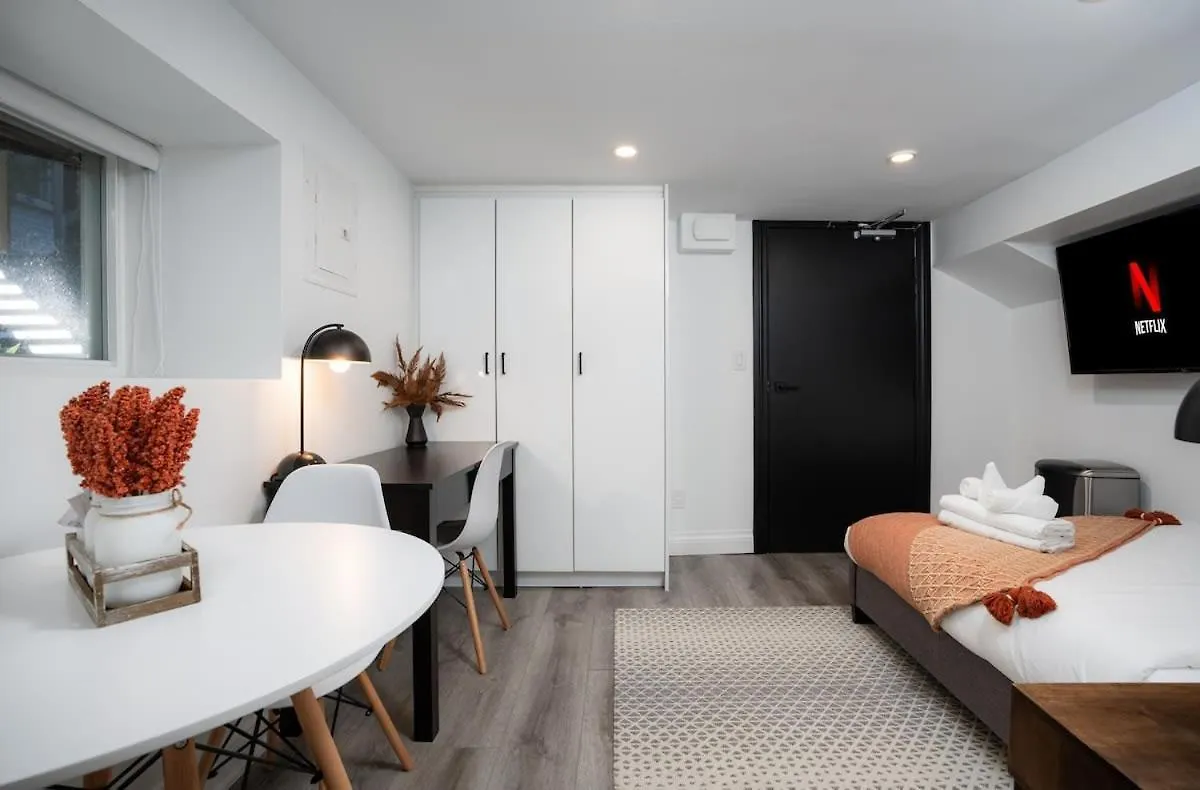 Chic And Cozy Studio In Trendy Parkdale & Parking Apartment Toronto Canada